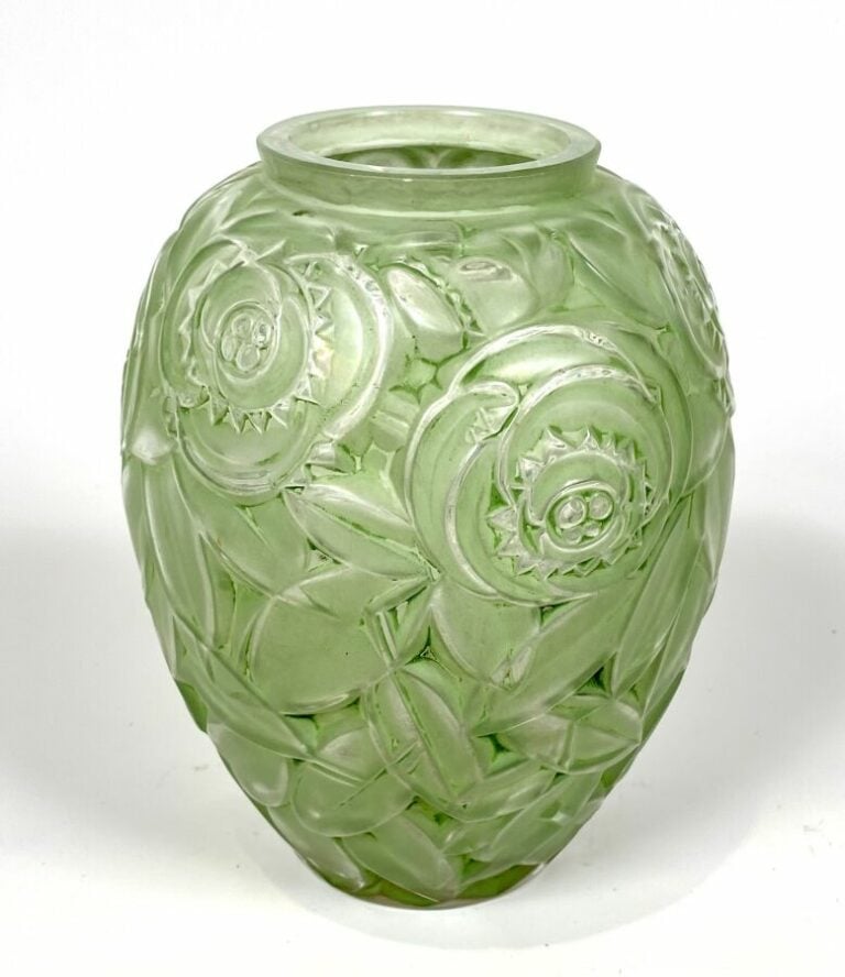 Travail français vers 1950. VASE ovoïde en verre moulé pressé repatiné vert à d…