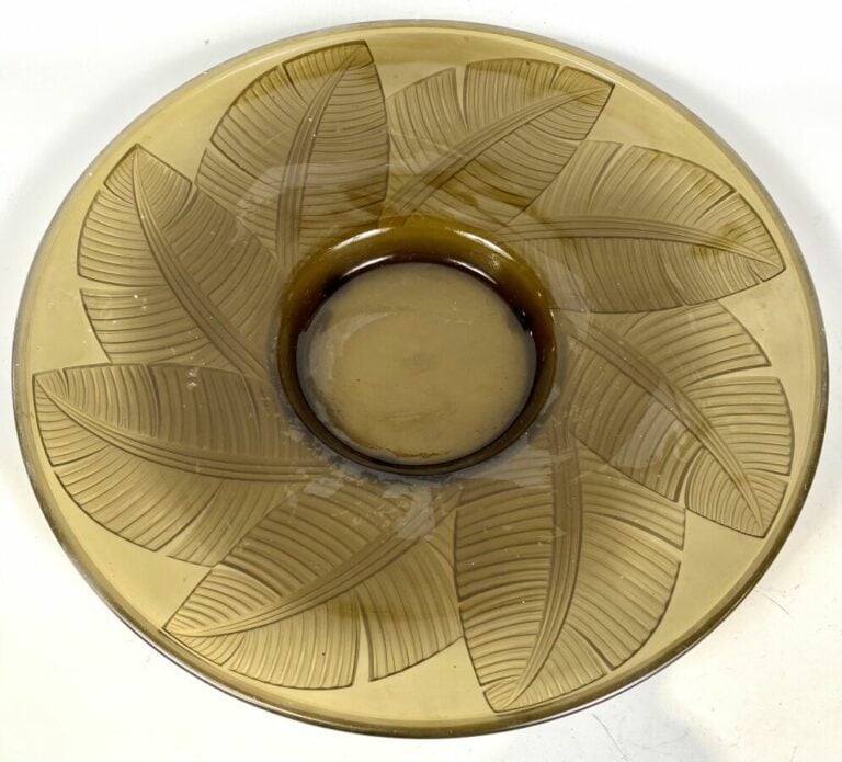 d'AVESN. Grande COUPE en verre moulé pressé teinté fumé à décor rayonnant de fe…