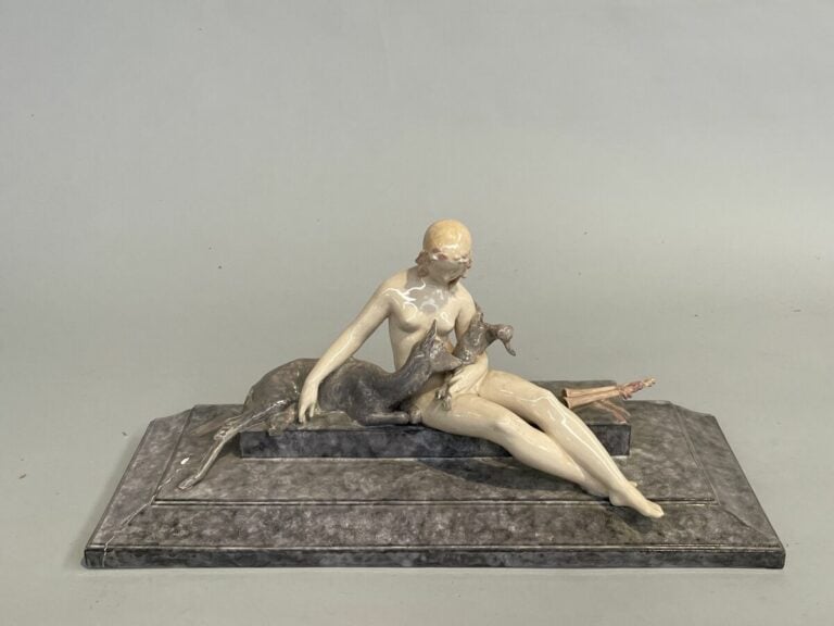 GROUPE en plâtre émaillé représentant une femme nue, une biche et son enfant. P…