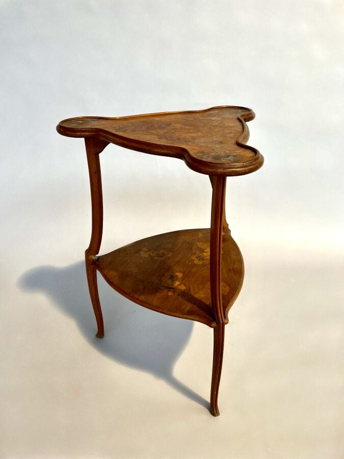 Petite TABLE polylobée à un plateau en bois de placage et marqueterie. Décor fl…
