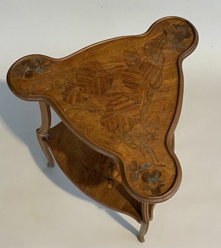 Petite TABLE polylobée à un plateau en bois de placage et marqueterie. Décor fl…