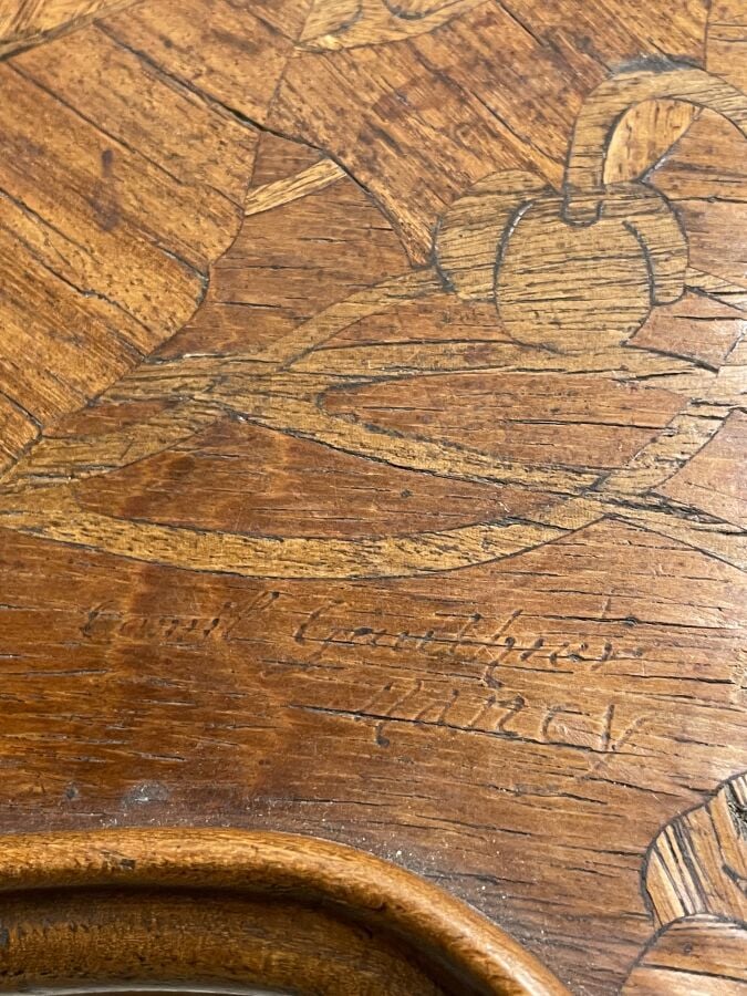 Petite TABLE polylobée à un plateau en bois de placage et marqueterie. Décor fl…