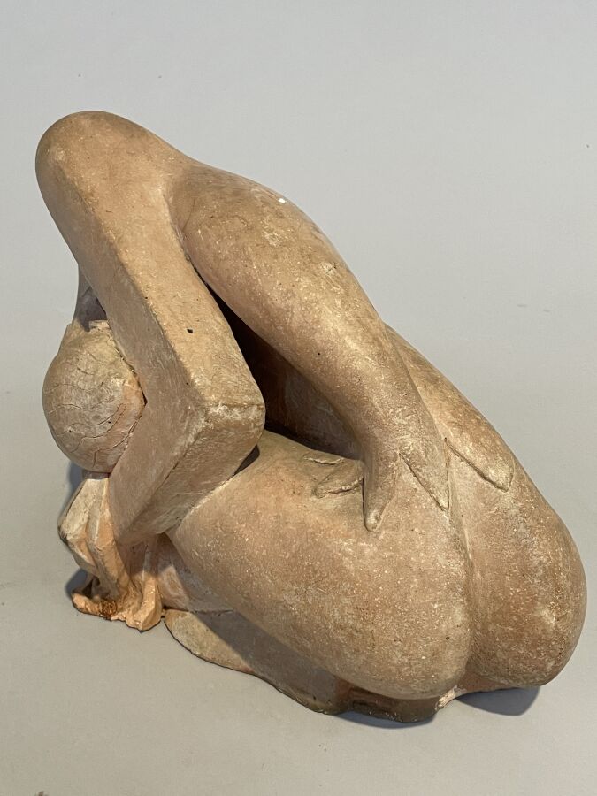 Sculpture de FEMME accroupie en terre cuite. Accidents. - 25 x 37 cm.