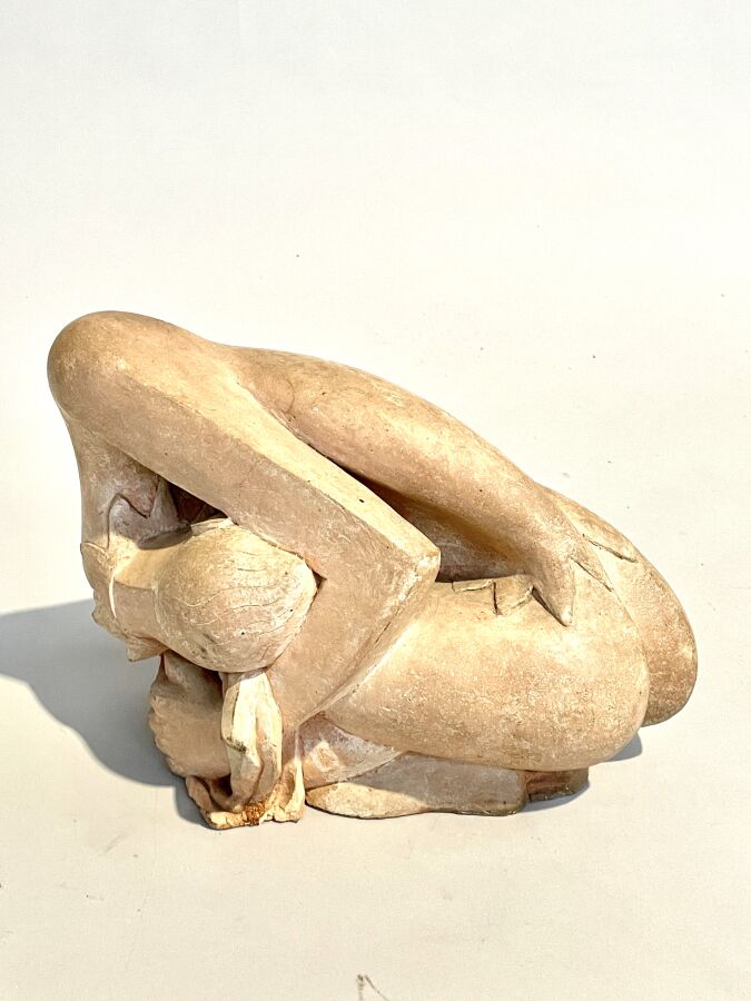 Sculpture de FEMME accroupie en terre cuite. Accidents. - 25 x 37 cm.