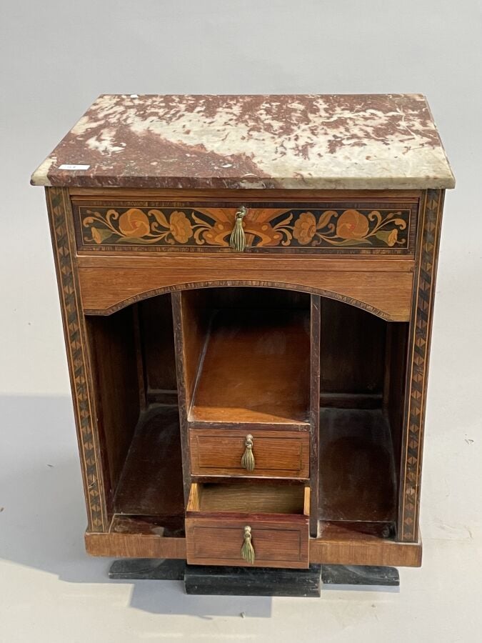 Petit MEUBLE DE RANGEMENT en bois de placage et marqueterie, à trois tiroirs do…