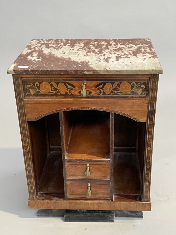 Petit MEUBLE DE RANGEMENT en bois de placage et marqueterie, à trois tiroirs do…