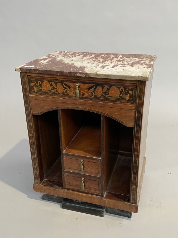 Petit MEUBLE DE RANGEMENT en bois de placage et marqueterie, à trois tiroirs do…