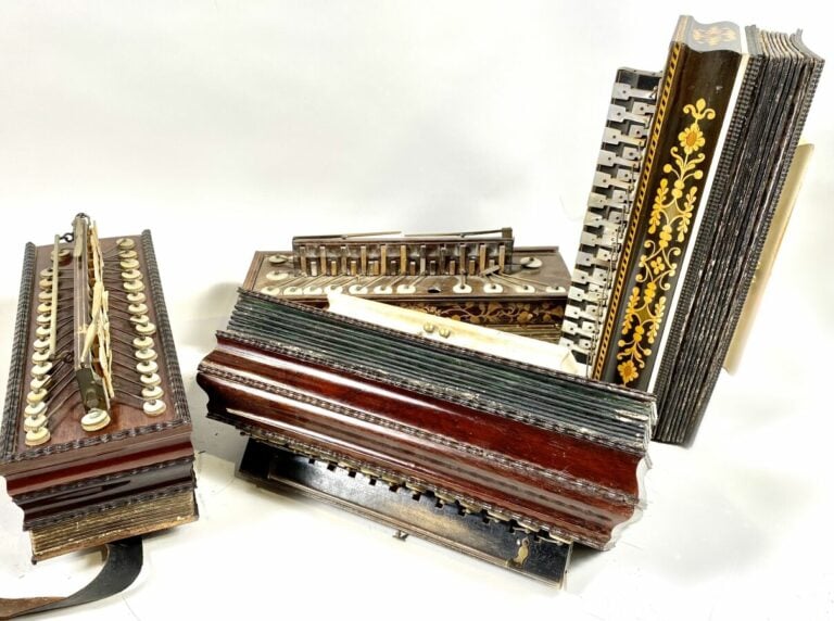 Lot de quatre ACCORDEONS romantiques. Nombreux accidents.
