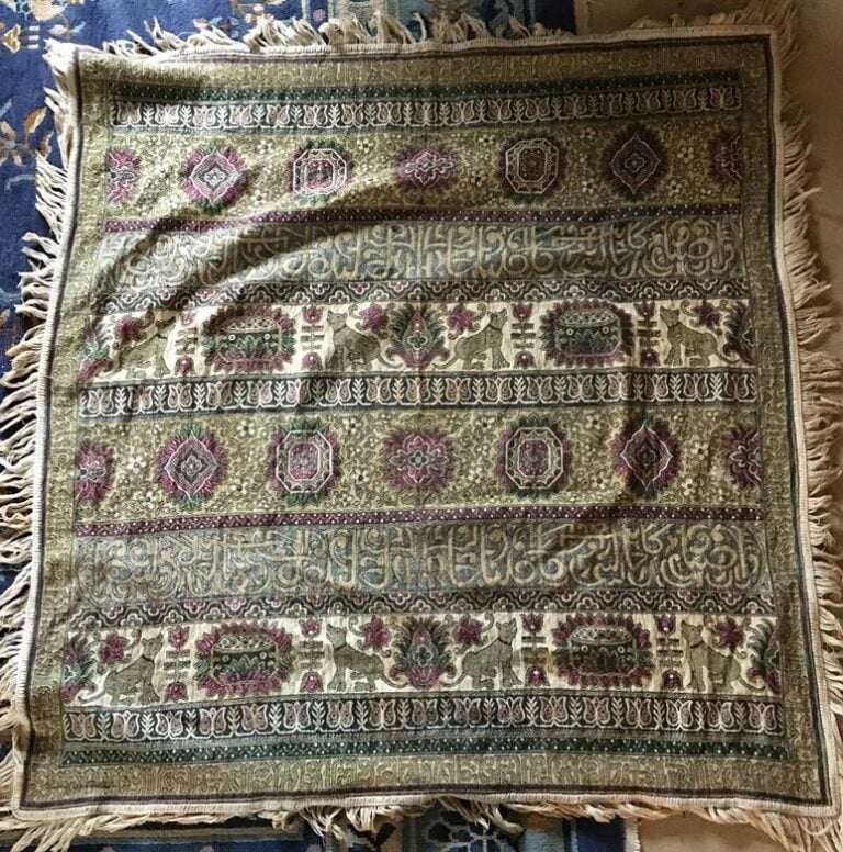Chemin de table brodé à motif d'inscriptions en arabe, travail moyen-oriental.…
