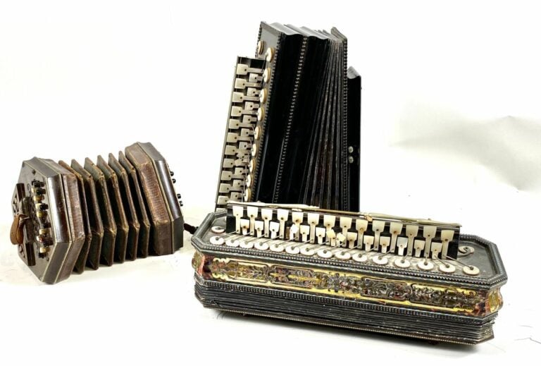 Lot comprenant un BANDONEON et deux ACCORDEONS.