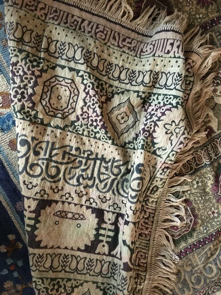 Chemin de table brodé à motif d'inscriptions en arabe, travail moyen-oriental.…