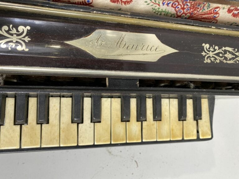 ACCORDEON J. SOLARI, Bruxelles, gravé Meurice dans un cartouche.