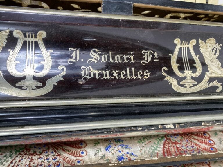ACCORDEON J. SOLARI, Bruxelles, gravé Meurice dans un cartouche.