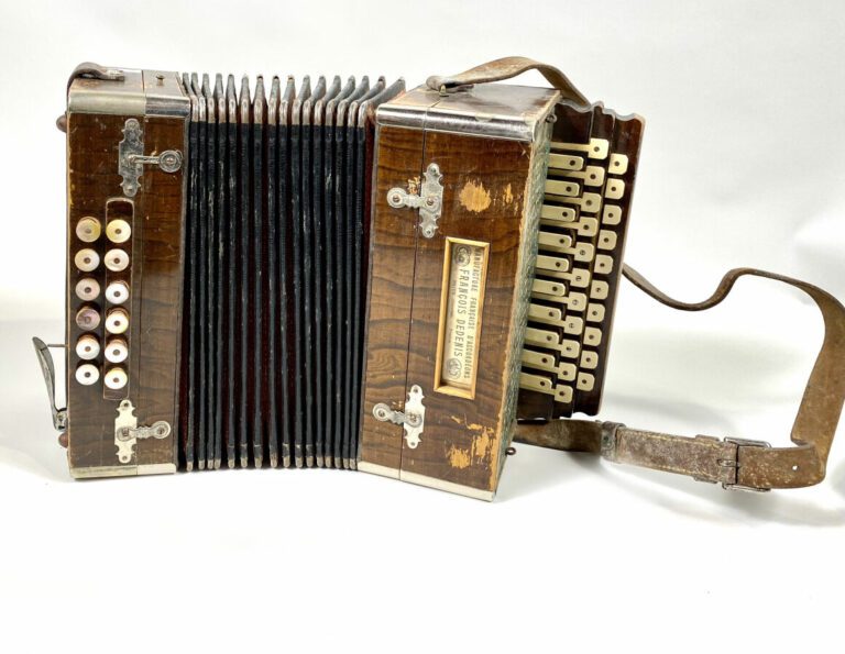 Manufacture française d'accordéons François DEDENIS. Avec sa housse. Dans l'éta…