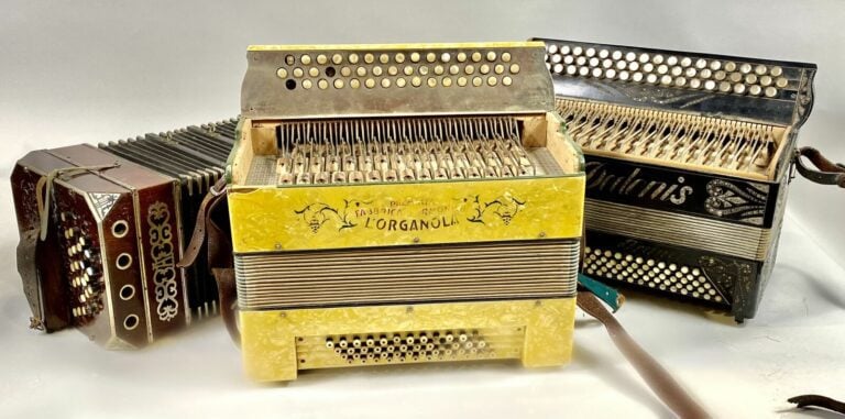 Lot comprenant : - - ACCORDEON L'ORGANOLA. - - ACCORDEON F. DEDENIS - - BANDONE…