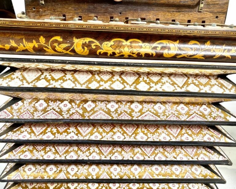 Lot de trois ACCORDEONS romantiques.