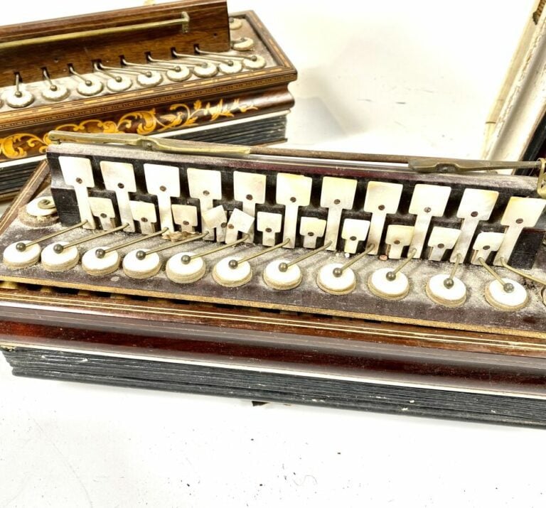 Lot de trois ACCORDEONS romantiques.