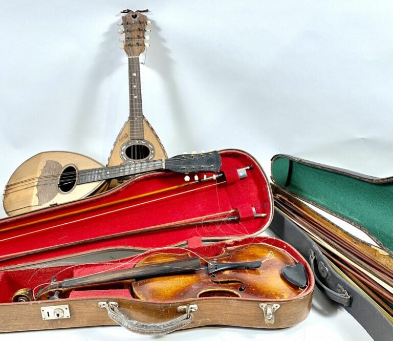 Lot de deux MANDOLINES ,un violon et lot d'ARCHETS