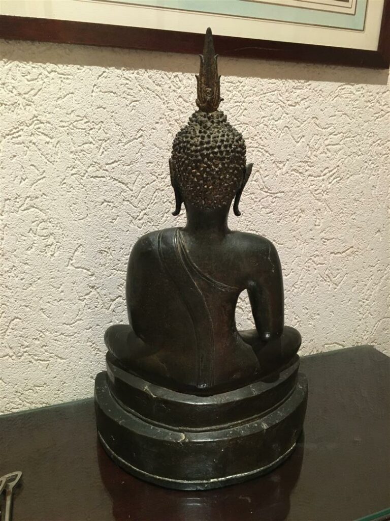 Bouddha en bronze à patine verte. - Style Thailande. - Hauteur: 38,5 cm.
