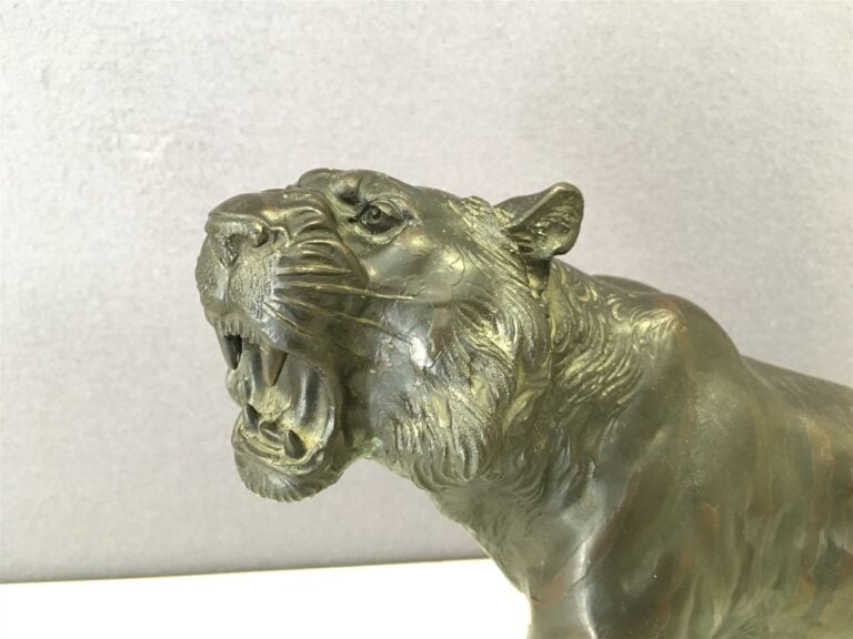 Tigre marchant en bronze (accidents à la queue). - Travail japonais, époque Mei…