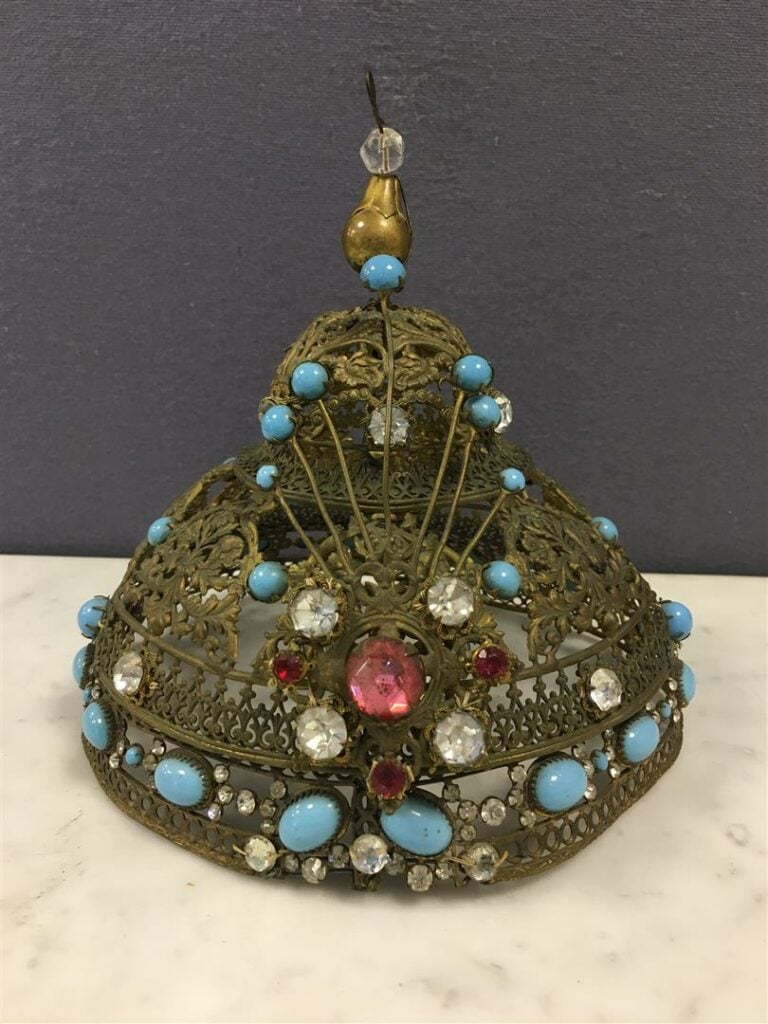 Chapeau-diadème fantaisie composé de fils de métal torsadé, ornements de turquo…