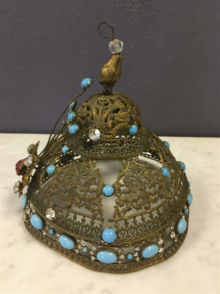 Chapeau-diadème fantaisie composé de fils de métal torsadé, ornements de turquo…