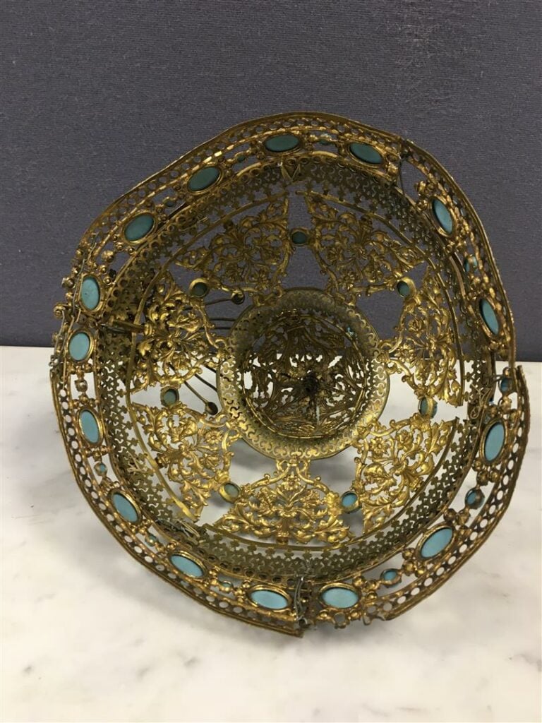 Chapeau-diadème fantaisie composé de fils de métal torsadé, ornements de turquo…