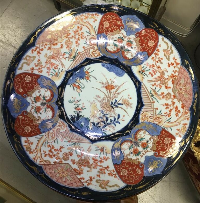 Important plat en porcelaine à décor émaillé bleu, blanc, rouge et or type Imar…