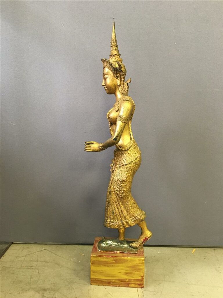 Statue en plâtre patiné doré, Danseuse thailandaise. - Hauteur totale: 86 cm.…