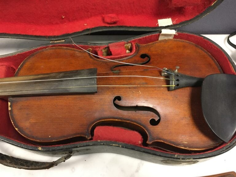Violon 4/4, dans son étui, longueur au dos: 36 cm, dans son coffret. - Avec qua…