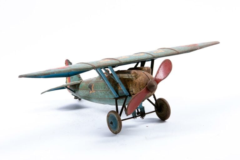 Avion en tôle lithographiée modèle F255 (oxydations).