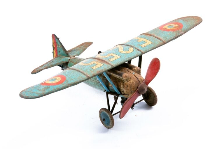 Avion en tôle lithographiée modèle F255 (oxydations).