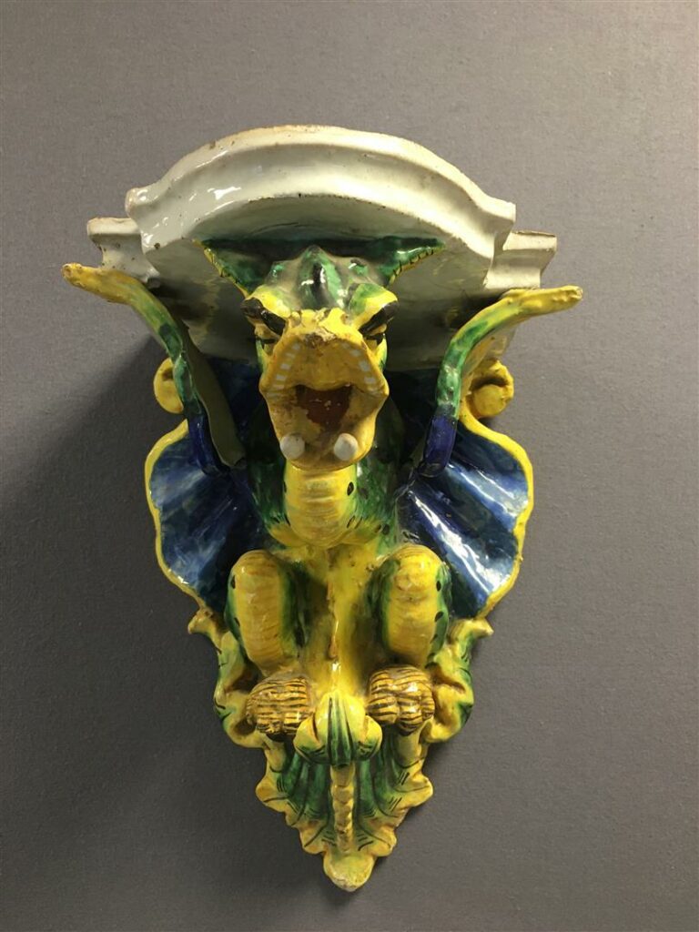 Console d'applique en céramique, le support à décor polychrome d'un dragon. - T…