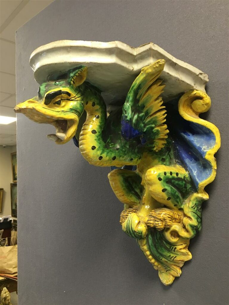 Console d'applique en céramique, le support à décor polychrome d'un dragon. - T…