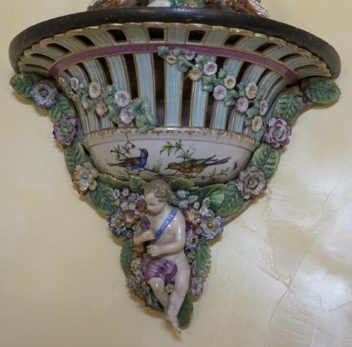 Paire de consoles d'applique en porcelaine, à décor ajouré polychrome d'un putt…