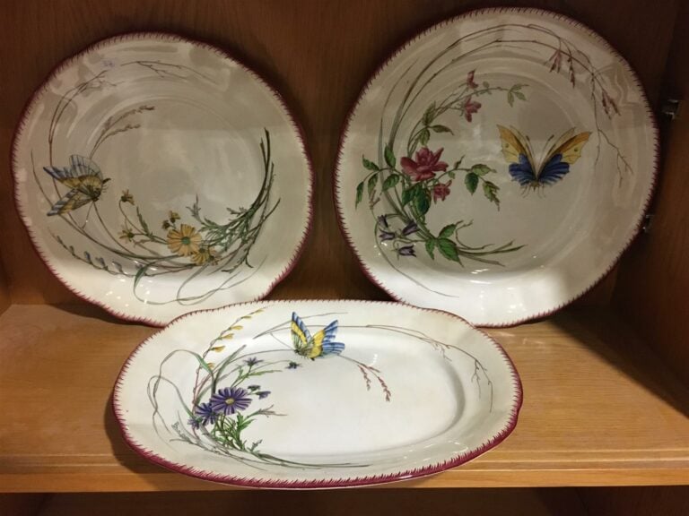 SARREGUEMINES, modèle Papillon. - Ensemble de trois plats de service en faïence…