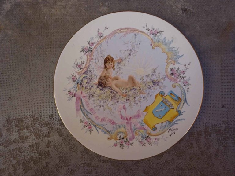 H. GROS (Actif dans les années 1900) - Plat circulaire en faïence à décor émail…