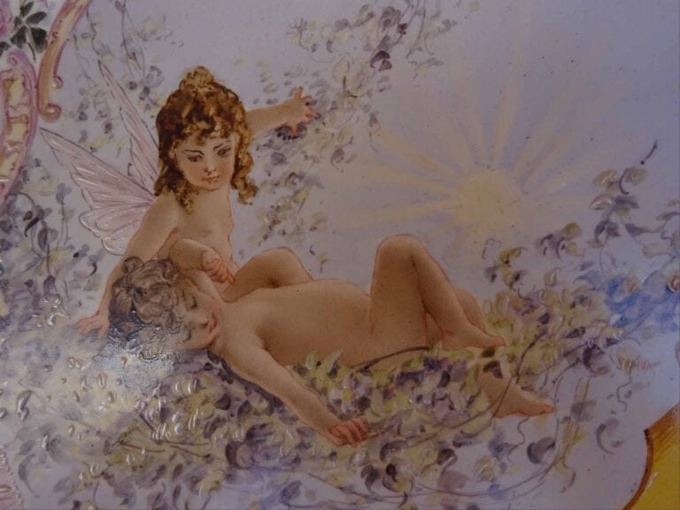 H. GROS (Actif dans les années 1900) - Plat circulaire en faïence à décor émail…