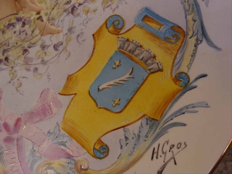 H. GROS (Actif dans les années 1900) - Plat circulaire en faïence à décor émail…