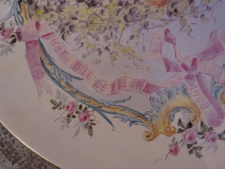 H. GROS (Actif dans les années 1900) - Plat circulaire en faïence à décor émail…
