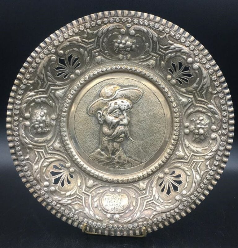 Paire de plats en argent 916/1000 à décor repoussé et ajouré, les bassins ornés…