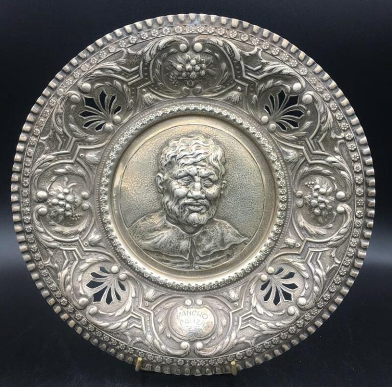 Paire de plats en argent 916/1000 à décor repoussé et ajouré, les bassins ornés…