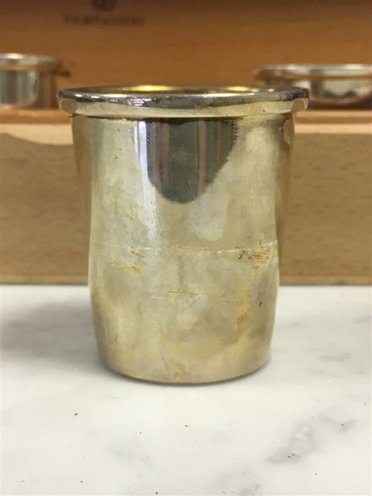 Suite de six verres à liqueur en argent 925 millièmes, l'intérieur doré, dans l…