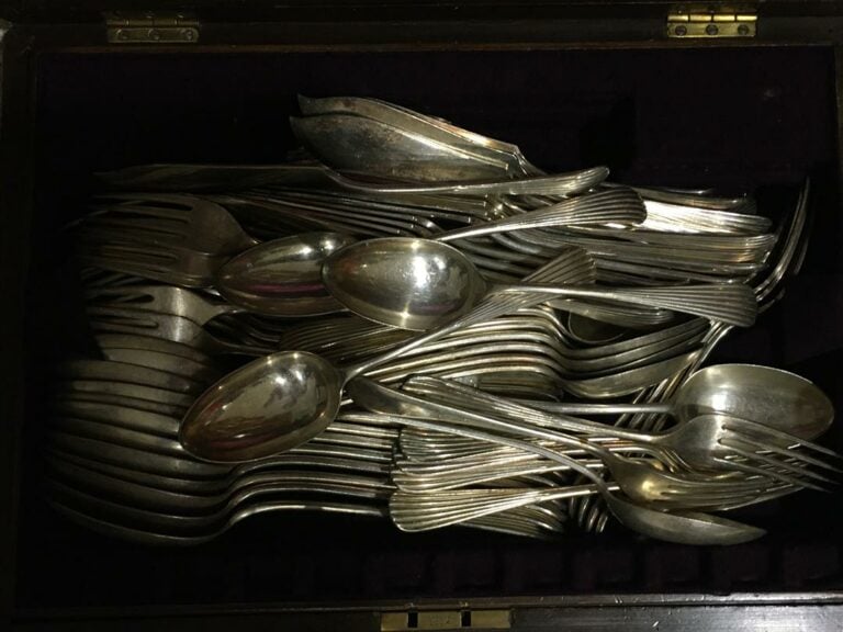 Lot de couverts à poisson en métal argenté, modèle à godrons dans un coffret en…