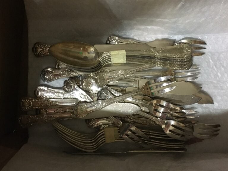 Lot de couverts à poisson en métal argenté, modèle à godrons dans un coffret en…