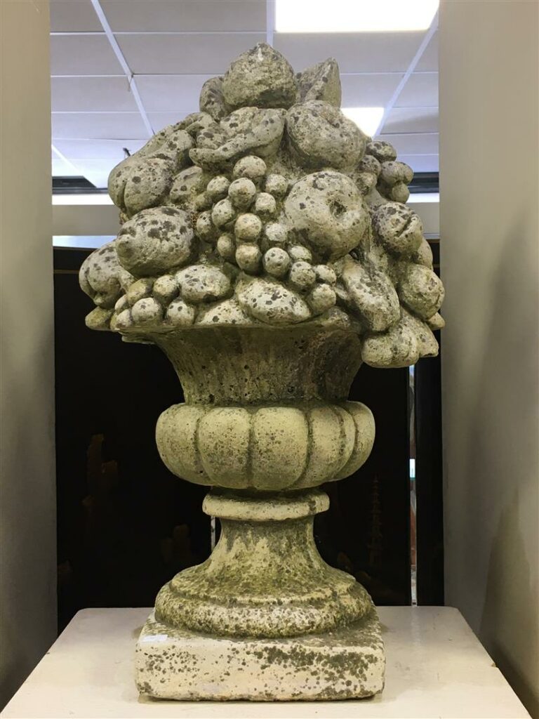 Vase d'ornement représentant des fleurs et fruits divers (accidents et manques)…