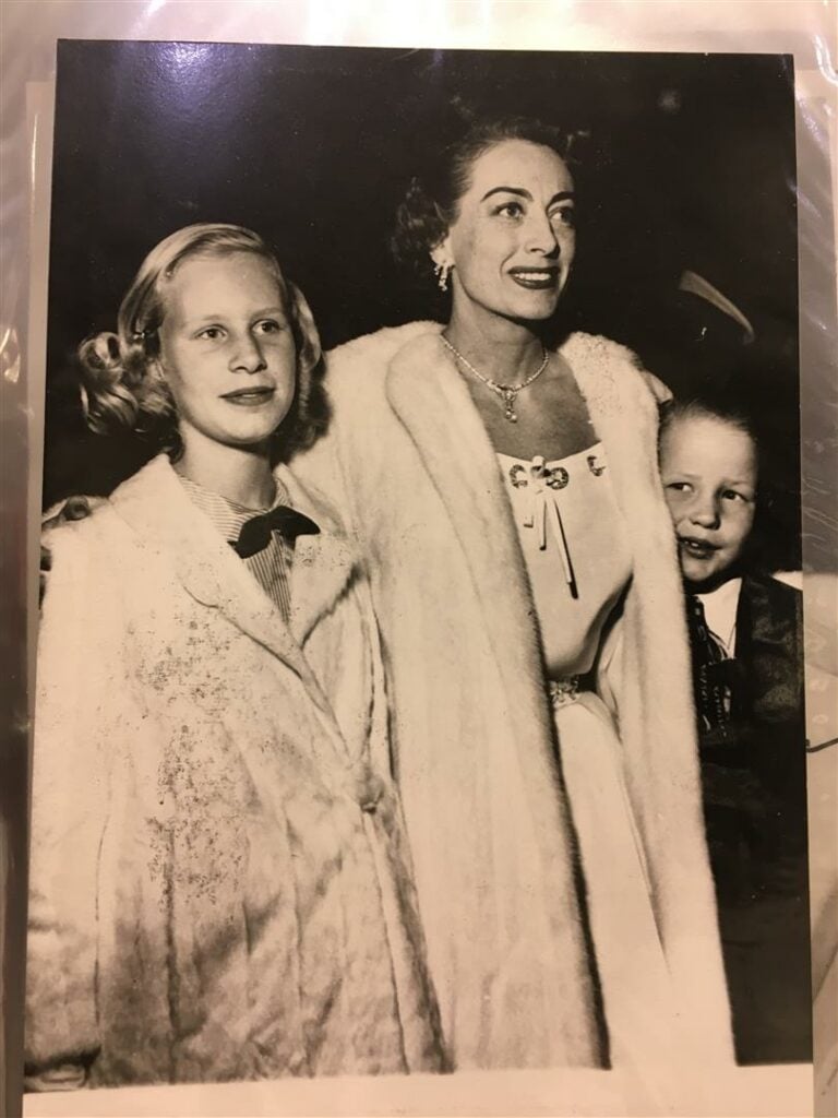 Classeur contenant d'anciennes photos, notamment de vedettes des années 50 à 70…