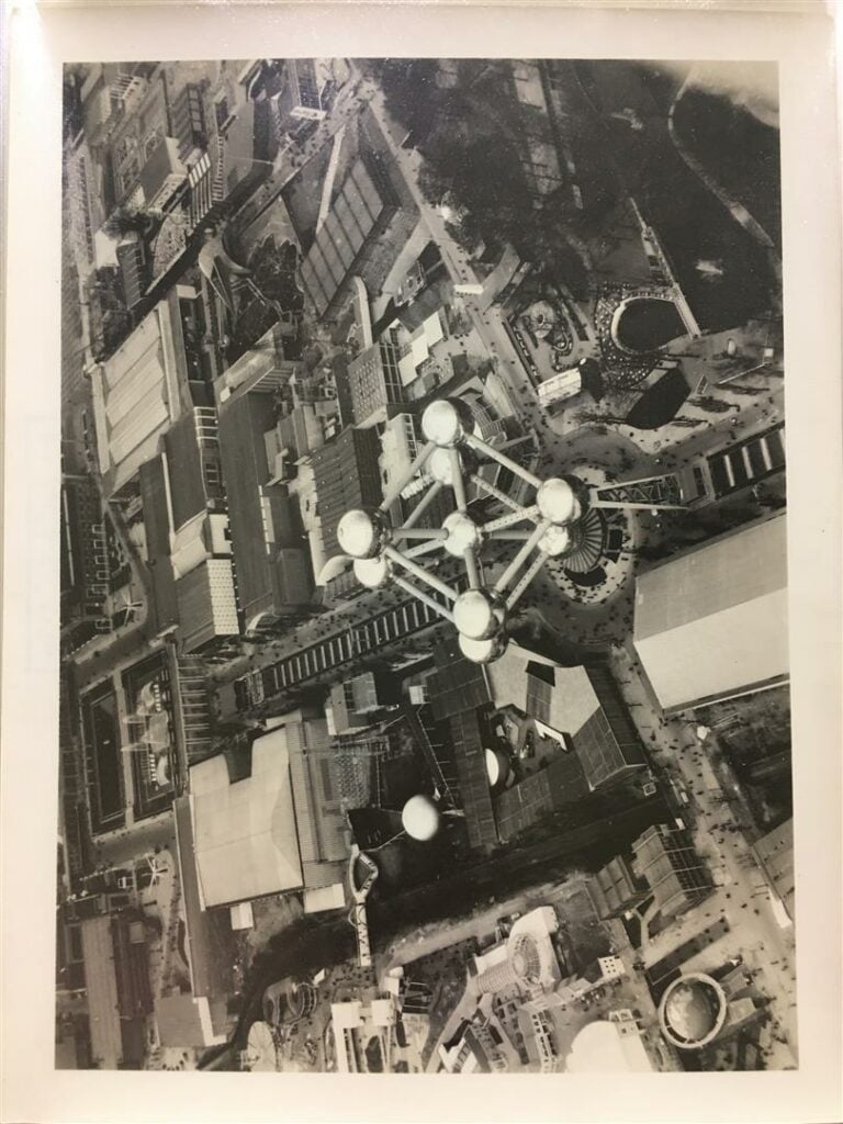 Classeur contenant d'anciennes photos, notamment de vedettes des années 50 à 70…