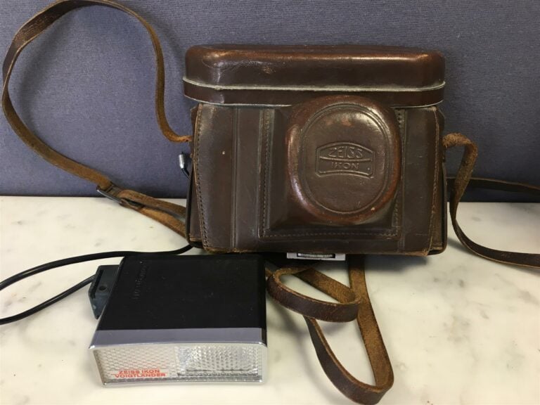 Appareil photo CONTAX et son objectif Carl ZEISS 1:1,5, dans son cache en cuir.