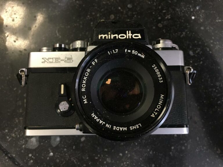 Appareil photo MINOLTA XE-5 (accident en haut du boitier), objectif MINOLTA ROK…